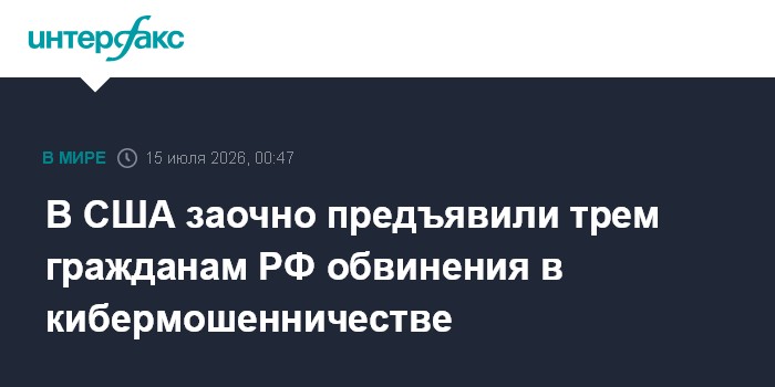 Изображение человека, работающего за компьютером, с символами кибербезопасности, подчеркивающими риски в IT-сфере.