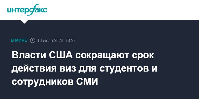 Студент, изучающий документы, сидящий за столом с ноутбуком и флагом США на заднем плане