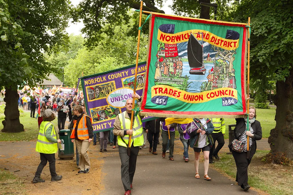 Сотрудник компании работает за ноутбуком, на экране которого виден интерфейс облачного сервиса с элементами искусственного интеллекта.