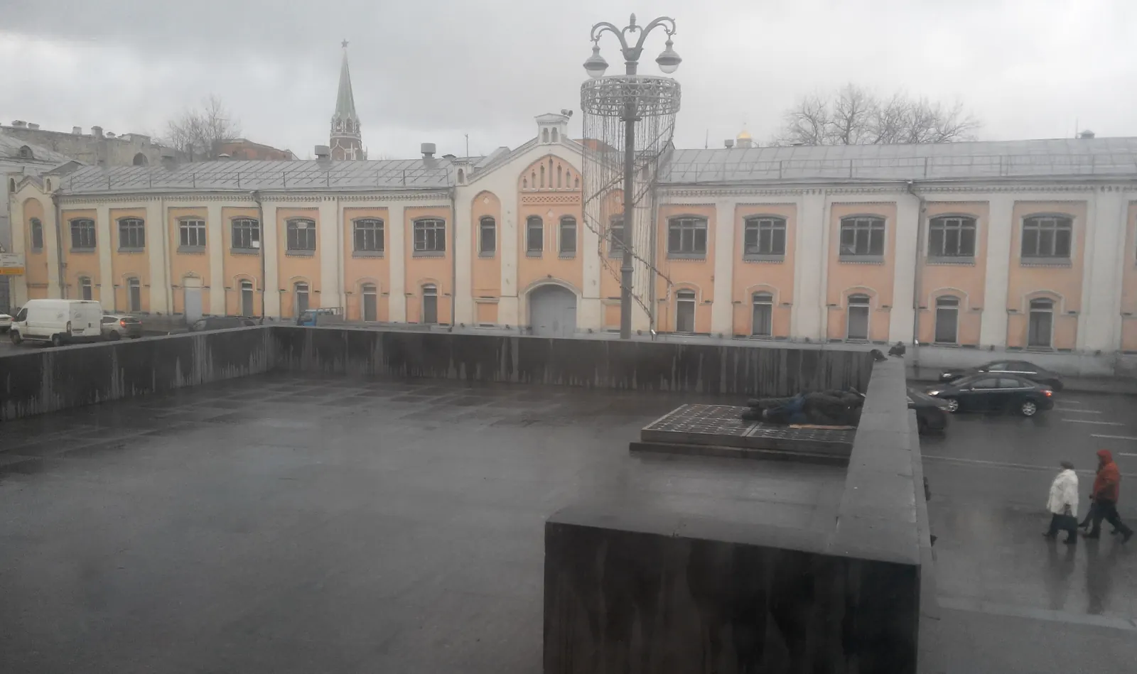 Иллюстрация нестабильности на городском рынке труда, возможно, с изображением людей на улице, отражающая социальные и экономические изменения.