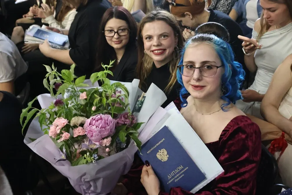 Выпускники колледжей Москвы на церемонии вручения дипломов