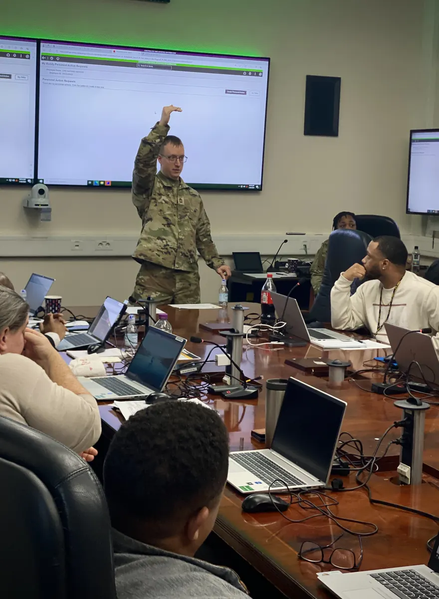 HR-специалист анализирует резюме за рабочим столом