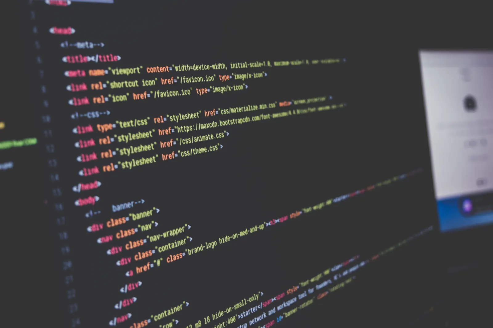 Разработчик пишет код на языке C# .NET, на экране монитора фрагмент программы с фоновыми задачами