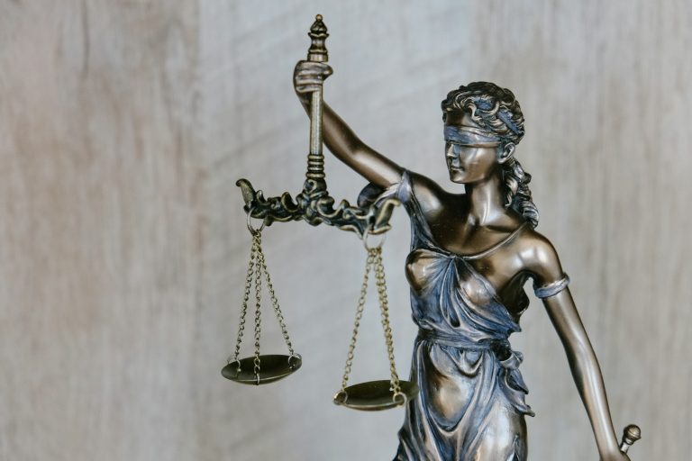 Открыть материал: Верховный суд РФ: Увольнение за протекцию родственникам признано законным