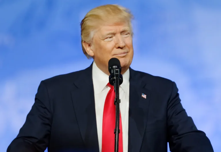 Открыть материал: Трамп снова пытается ограничить гражданство США по рождению: что это значит для работающих в США и семей с детьми