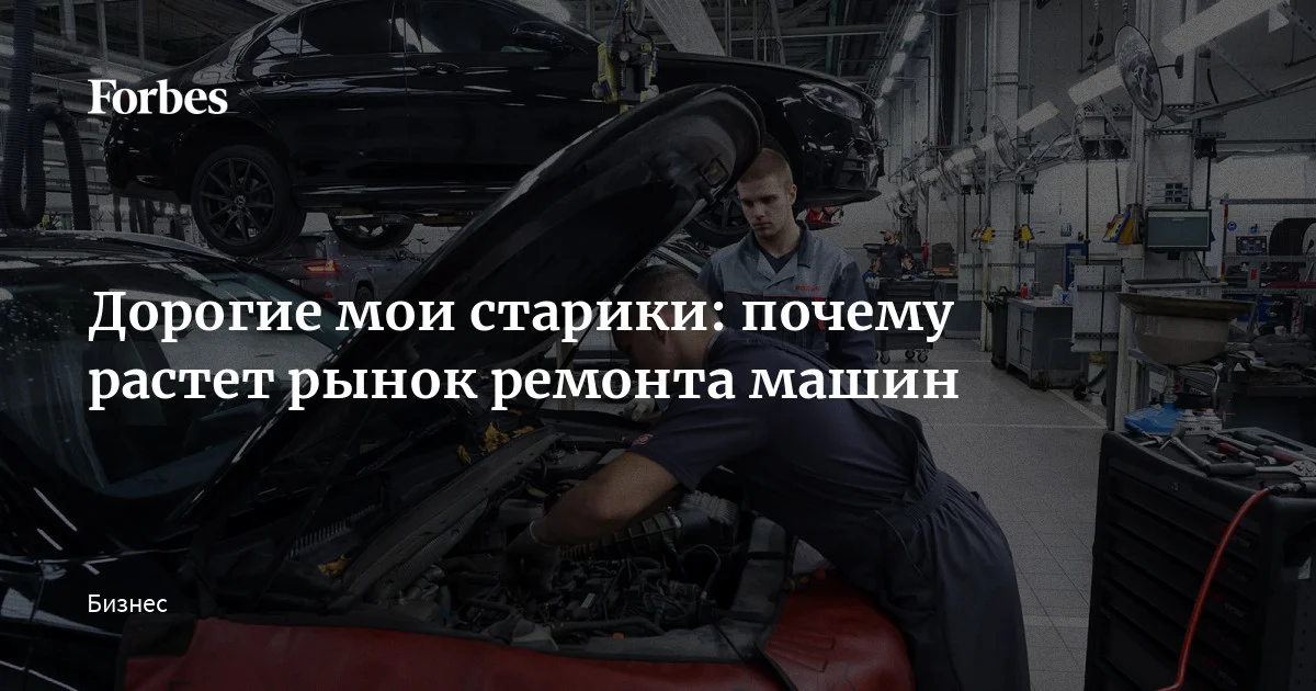 Автослесарь проводит ремонт двигателя в автомастерской
